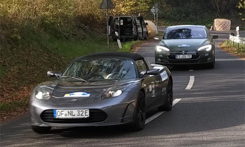 Tesla Roadster vor Tesla Model S